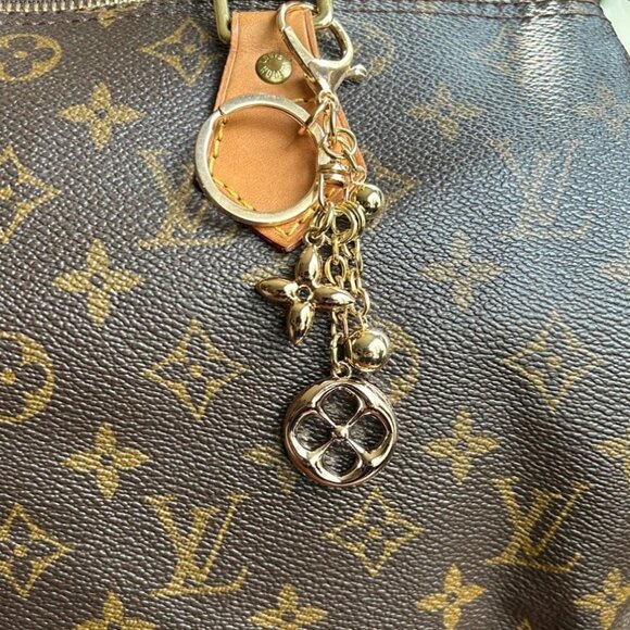 GOLD CLOVER Bag Charm Gold Tone ☸ - Picture 1 of 8